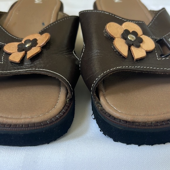 Size 3 Girls (US) Brown & Tan Flower Sandals - Picture 6 of 13